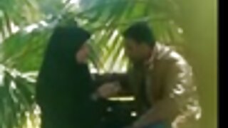 عجیب سیاہ بالوں والی ...